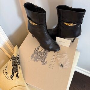 USED AUTHENTIC BURBERRY HERITAOE LOCK HAINAULT 85 ANKLE BOOT, BLACK, SIZE 6
